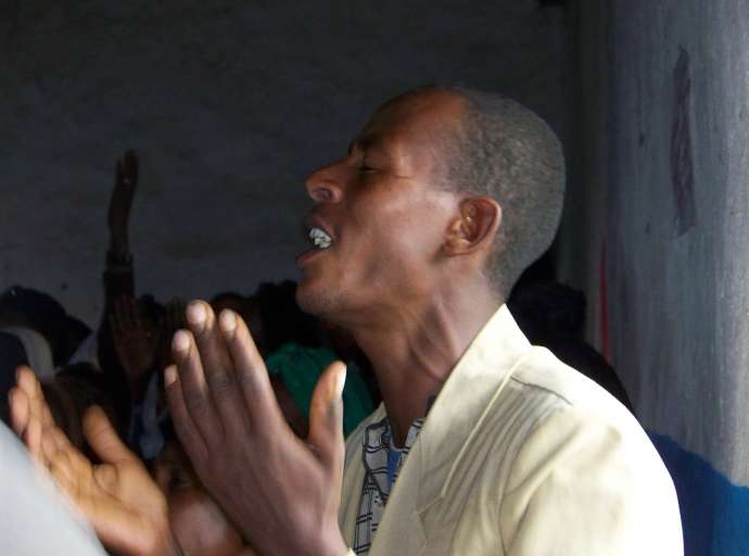 Cristão é perseguido por ler a Bíblia na Etiópia