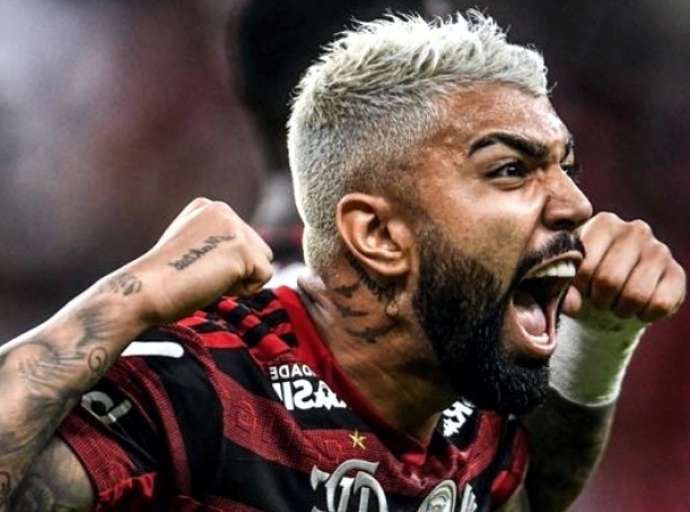 Gabigol comemora gol do Flamengo com homenagem ao ator de Pantera Negra