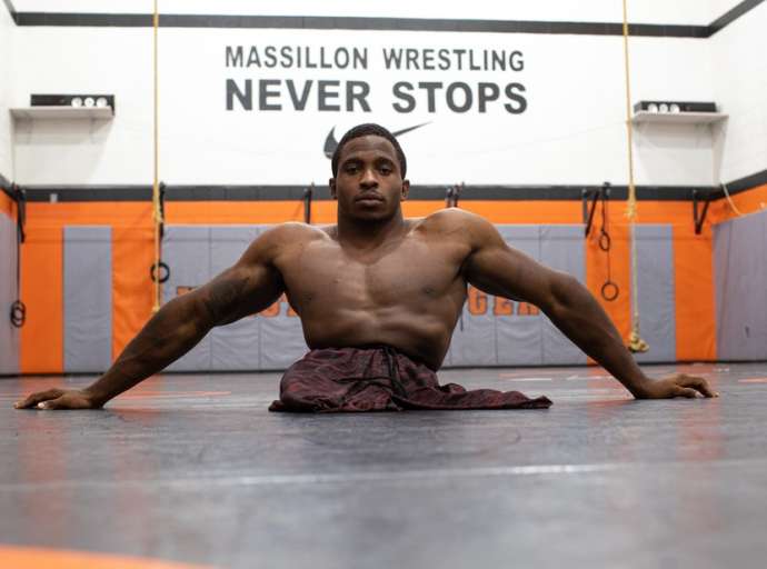 Sem pernas, sem desculpas: lutador ignora limitação e se destaca em diversos esportes