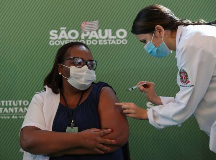 'Não tenham medo', diz Mônica Calazans, 1ª pessoa a ser vacinada no Brasil