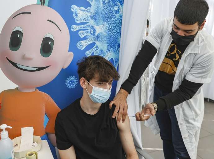 Coronavírus: Israel começa vacinação em pessoas menores de 18 anos