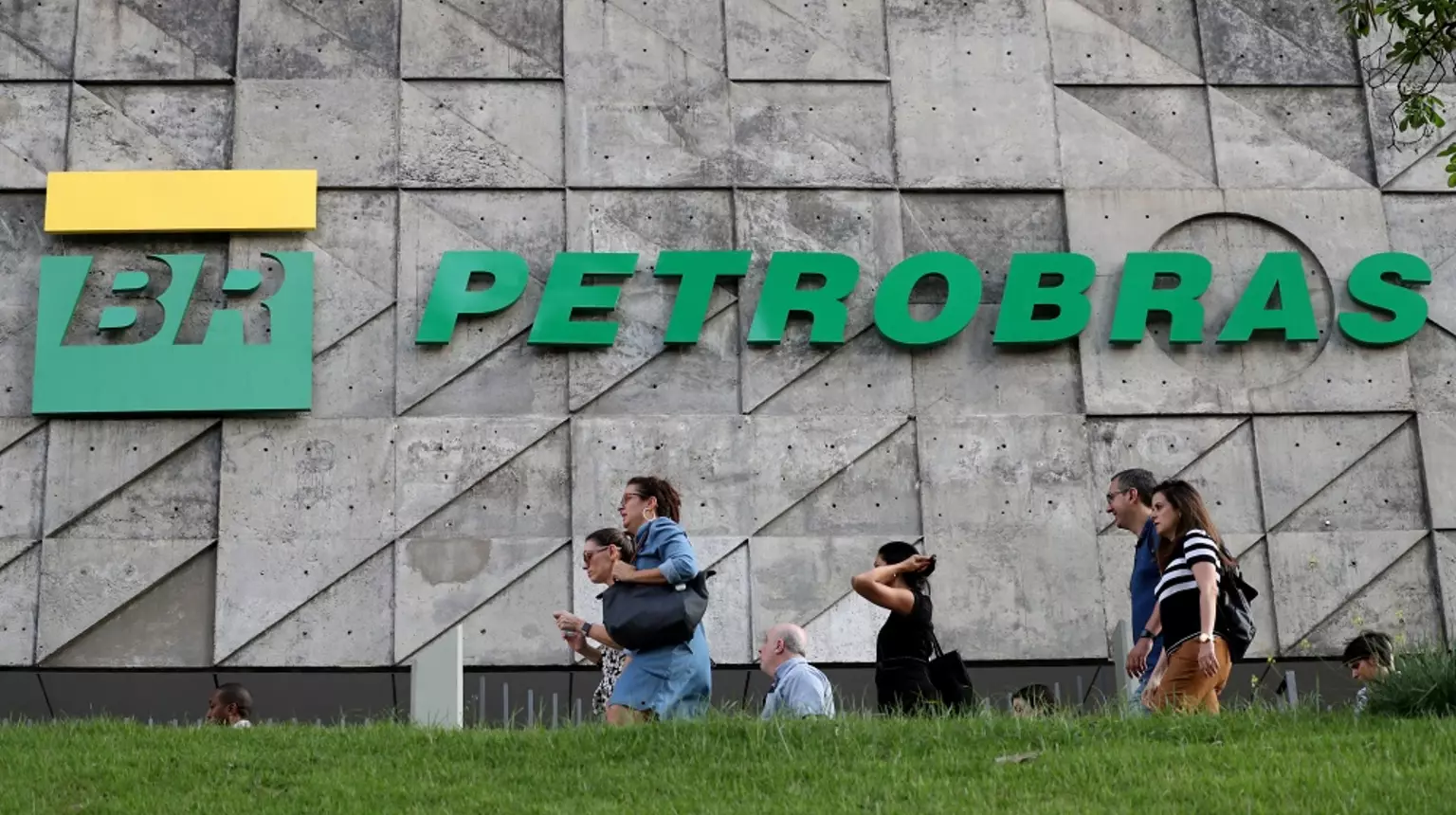 VEM MAIS AUMENTO AÍ - Petrobras aumenta gasolina em 8,2% e diesel em 6,2%; gás de cozinha sobe 5,1%