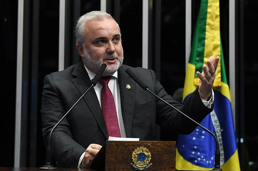 Senador do PT aprova interferência de Bolsonaro na Petrobras