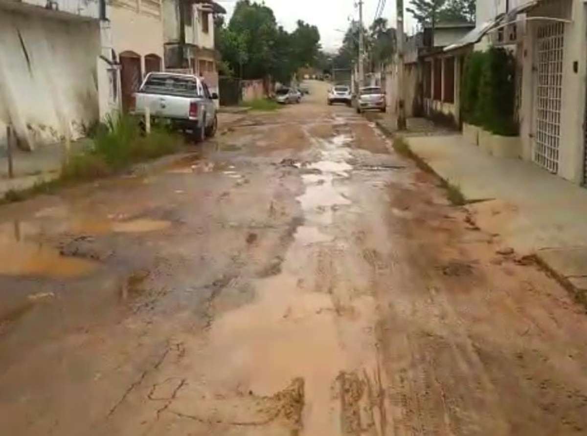 Homem detona rua cheia de buracos e lama no Bosque: 'tá com uma semana já, essa imundície aqui"