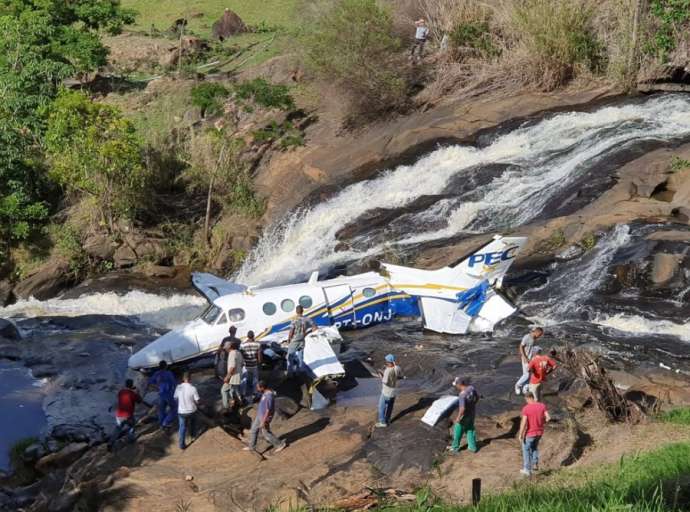 Marília Mendonça e mais quatro morrem em queda de avião no interior de Minas Gerais