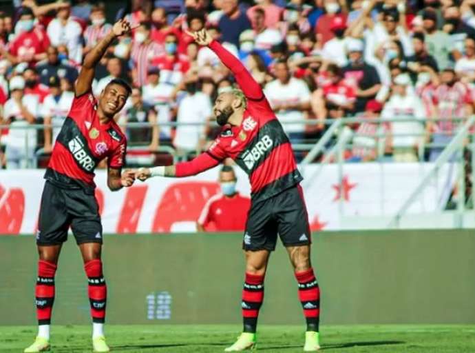 Flamengo decide jogo em 10min, goleia o São Paulo e mantém chance do tri do campeonato