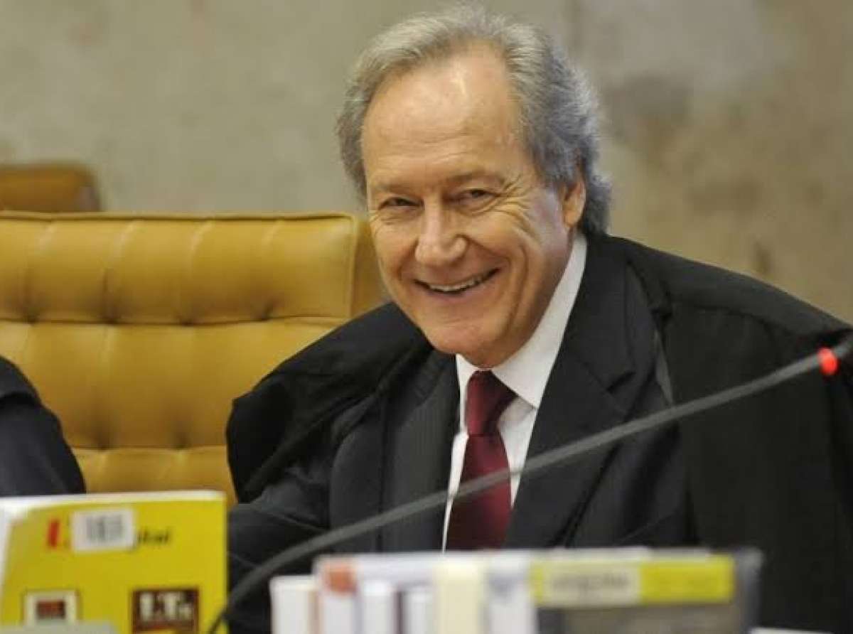 Lewandowski violenta Constituição Federal e autoriza mensagens roubadas de Deltan em ação do PowerPoint