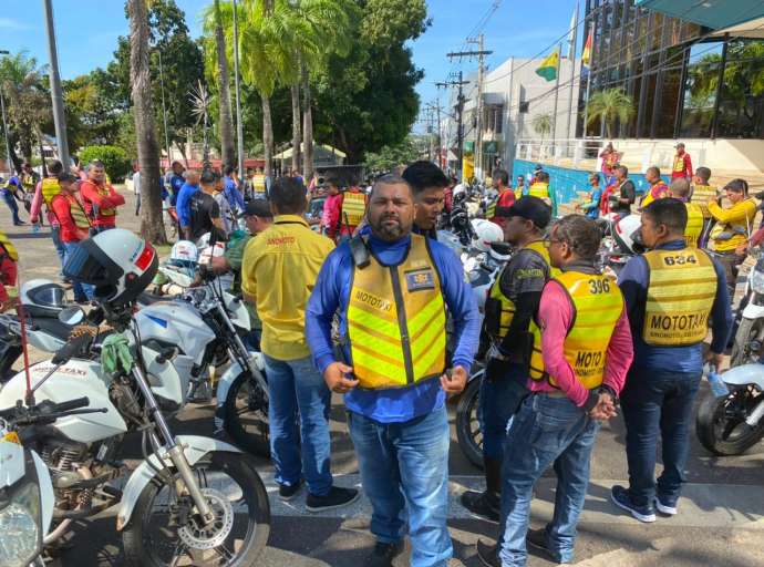 Mototaxistas fecham rua em frente à Assembleia Legislativa em protesto contra 'transportes clandestinos'