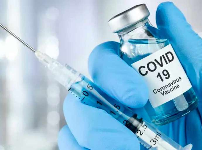 Mulher vai se vacinar contra a gripe, mas por engano, recebe quinta dose para COVID-19
