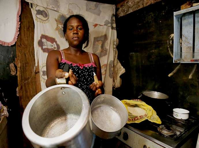Brasileiros vendem objetos de casa para comprar comida