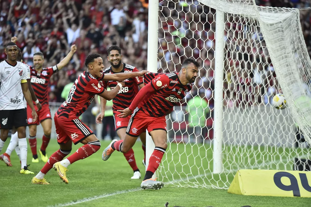 Flamengo mete 5 no Athletico Paranaense dentro do Maracanã lotado e assume 2º lugar no Brasileirão