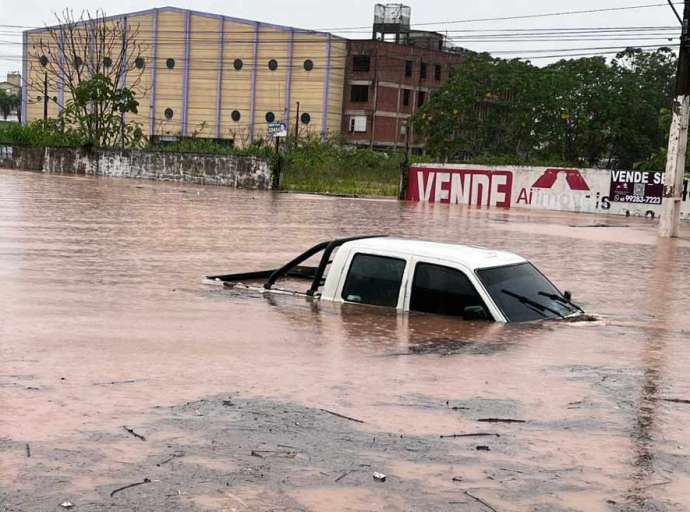 Vídeo: "Dilúvio" deixa carro submerso na Estrada do Calafate