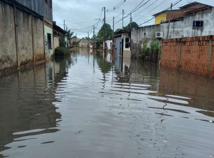 Rua na Bahia Nova foi engolida por água de esgoto devido à cheia do Rio Acre