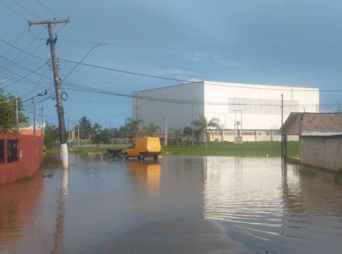 Águas do Rio Acre avançam no Centro de Iniciação ao Esporte e no Ginásio Álvaro Dantas, no Aeroporto Velho 