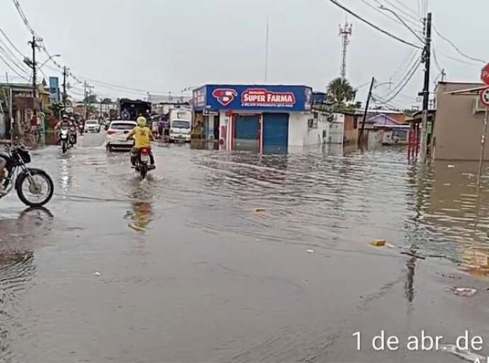 Misturado com esgoto, águas do Rio Acre avançam na rua principal do bairro João Eduardo 