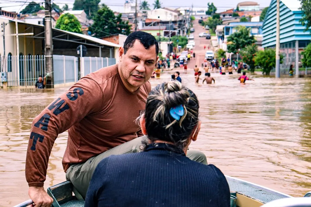 Solidariedade sem limites: Ulysses lidera pessoalmente sua equipe em socorro aos alagados