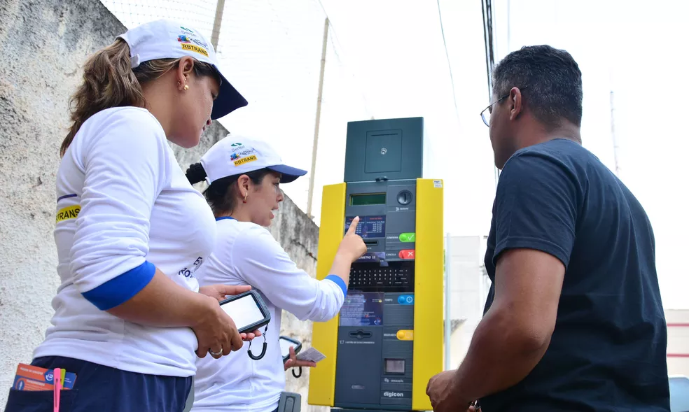 Suspensa na alagação, Zona Azul volta a cobrar estacionamentos na capital