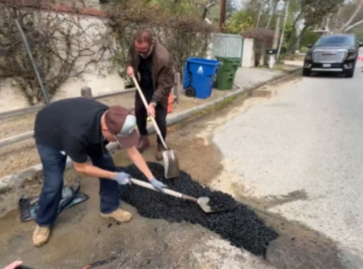 Arnold Schwarzenegger tampa buraco no bairro onde mora por conta própria