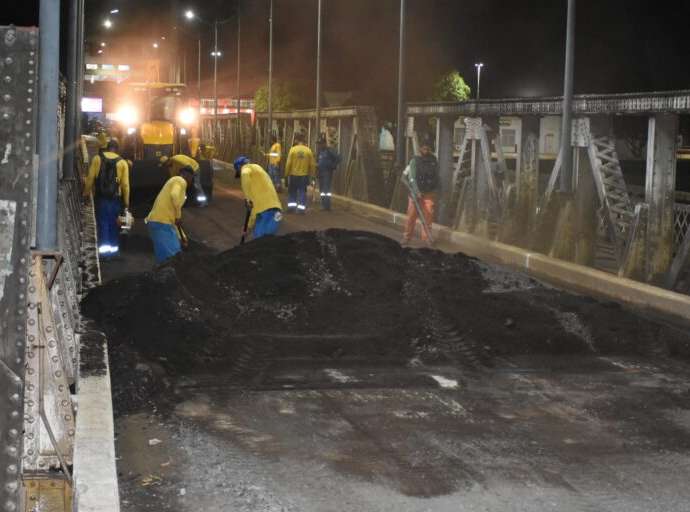 Governo Gladson trabalha no recapeamento asfáltico da Ponte Metálica, em Rio Branco