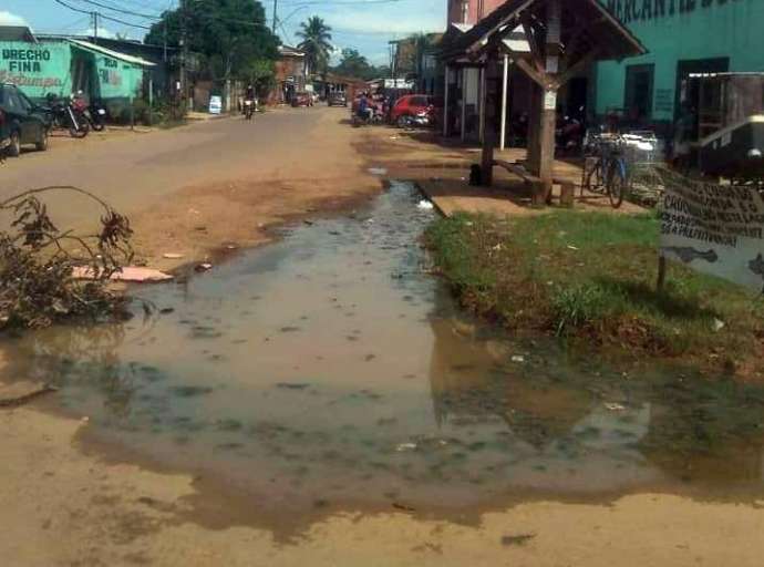 Água podre empoçada ao lado de parada de ônibus põe em risco saúde de usuários do transporte coletivo no Recanto dos Buritis