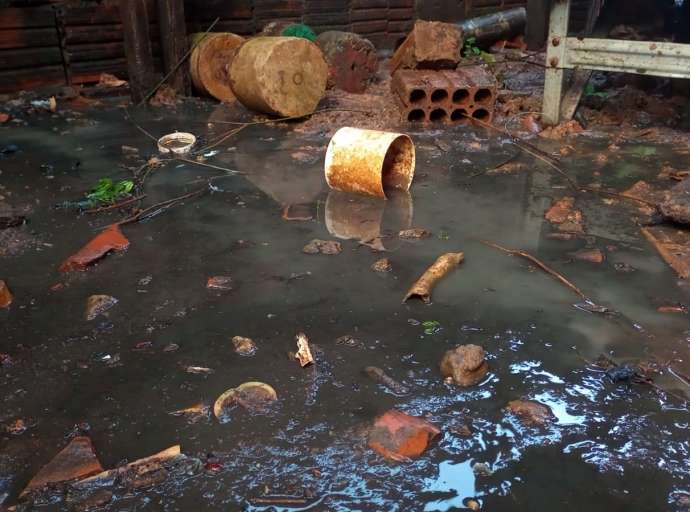 Morador do residencial Esperança, na Baixada da Sobral, grava vídeo reclamando de esgoto entupido que leva água podre para seu quintal