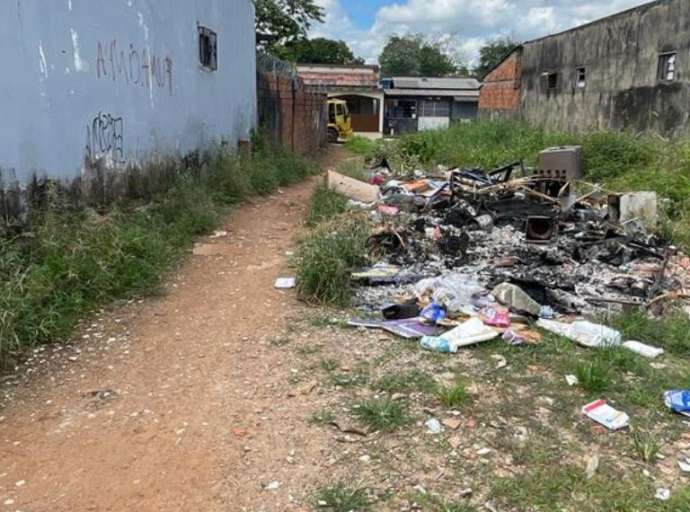 Moradores da Estação denunciam lixão e esgoto "arrombado" em beco que liga rua Vital Brasil e Princesa Isabel