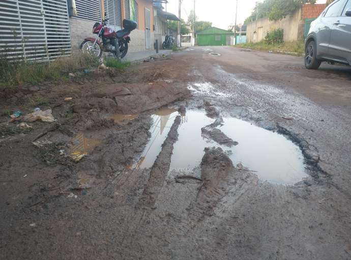 Buraco destrói rua e parte de calçada na Travessa da Pista, Baixada da Sobral e revolta moradores