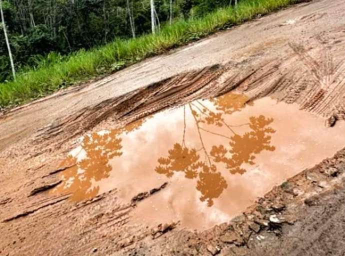 Jornalista compartilha foto de "majestoso buraco" no Barro Vermelho, no Distrito Industrial e pede solução de Bocalom: "tome conta dele urgentemente"