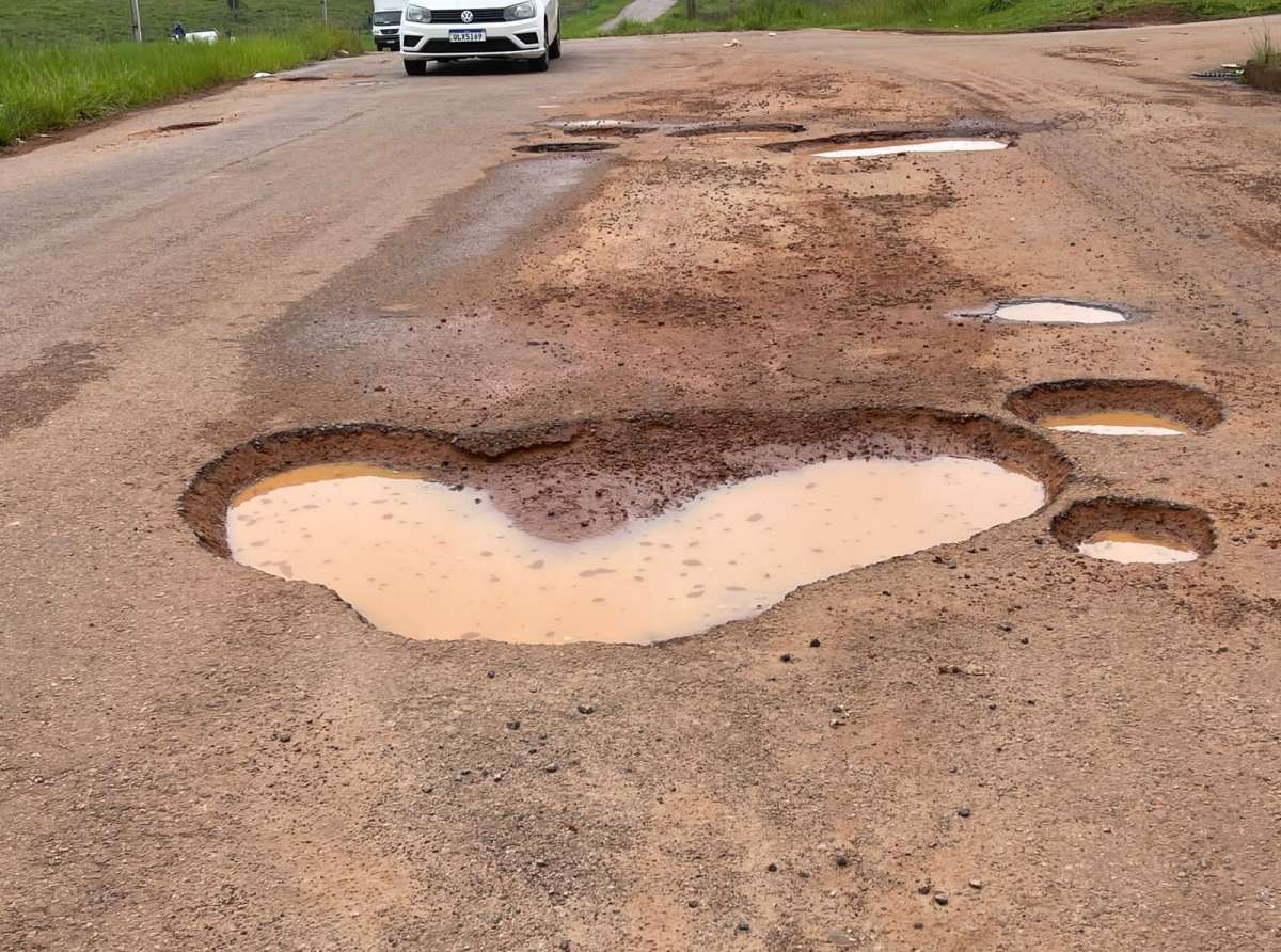"Bolaines" se formam na Avenida Paulo Lemos, que dá acesso ao bairro Jequitibá e população reclama