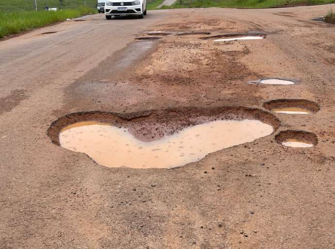 "Bolaines" se formam na Avenida Paulo Lemos, que dá acesso ao bairro Jequitibá e população reclama