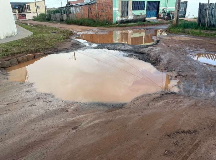 Buraco gigante causa transtornos aos moradores do Bom Sucesso, na Baixada da Sobral