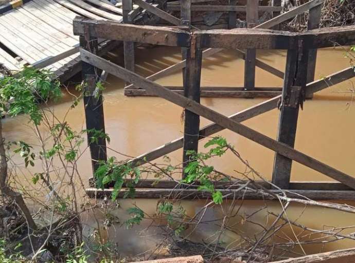 Moradores denunciam que ponte que liga Santa Inês ao Belo Jardim ainda está caída e criticam Prefeitura: "até agora não fizeram nada"