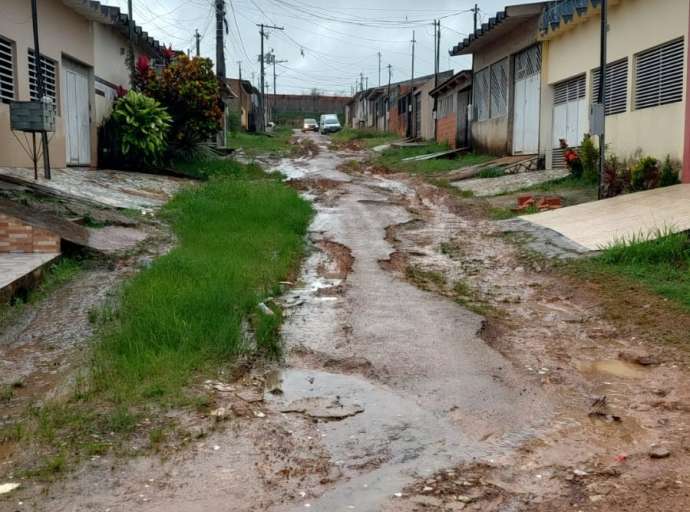 Moradores da Rua Sumaré, no Conjunto Macauã reclamam das terríveis condições da rua