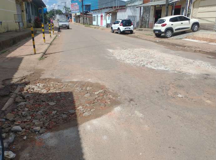 Cansados de esperar pela Prefeitura, moradores do Mocinha Magalhães tapam buraco com concreto 