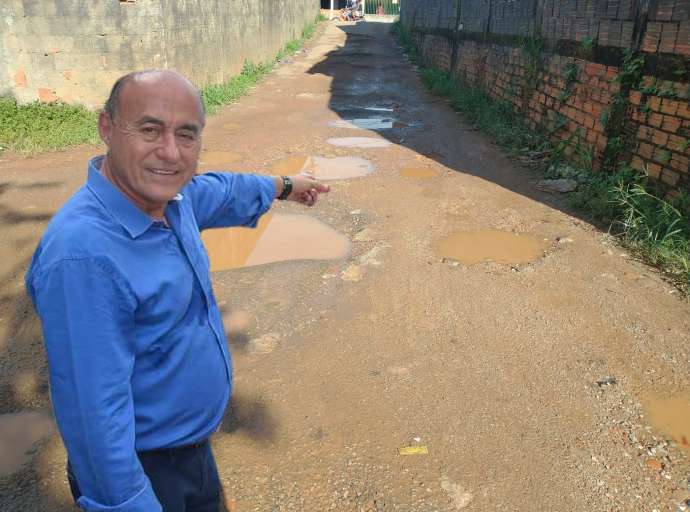 Moradores do Aeroporto Velho reclamam de situação do beco e pedem que prefeito Bocalom tape os buracos do local  