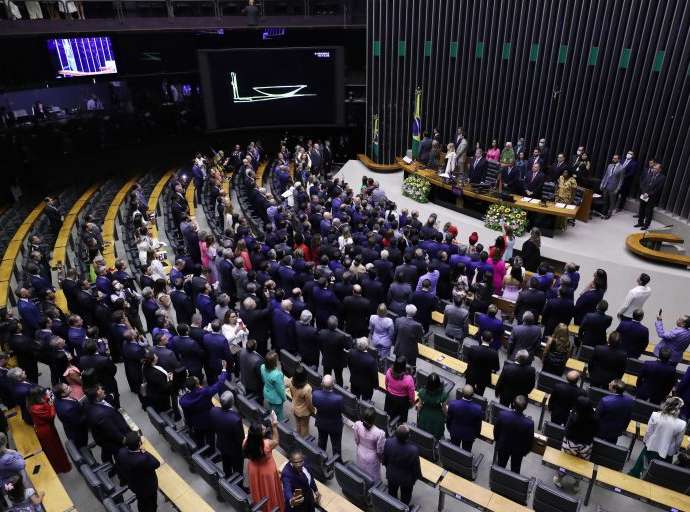 Câmara aprova projeto que propõe tornar crime a "discriminação de políticos"