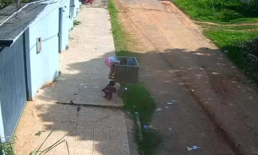 É DE PARTIR O CORAÇÃO: CRIANÇAS SÃO FILMADAS REVIRANDO LIXO A PROCURA DE COMIDA EM BAIRRO DE RIO BRANCO