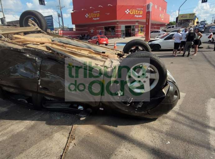 Carro capota em cruzamento da Avenida Getúlio Vargas, no Bosque; condutora foi levada ao  PS