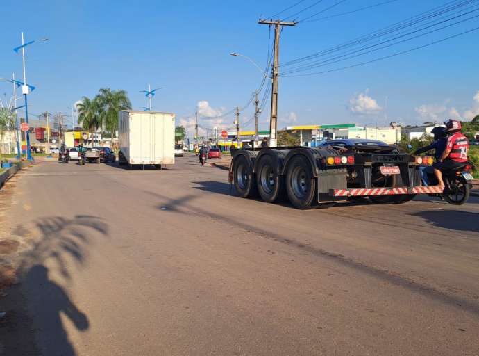 Eixo de caminhão sai e por pouco causa acidente na Via Chico Mendes