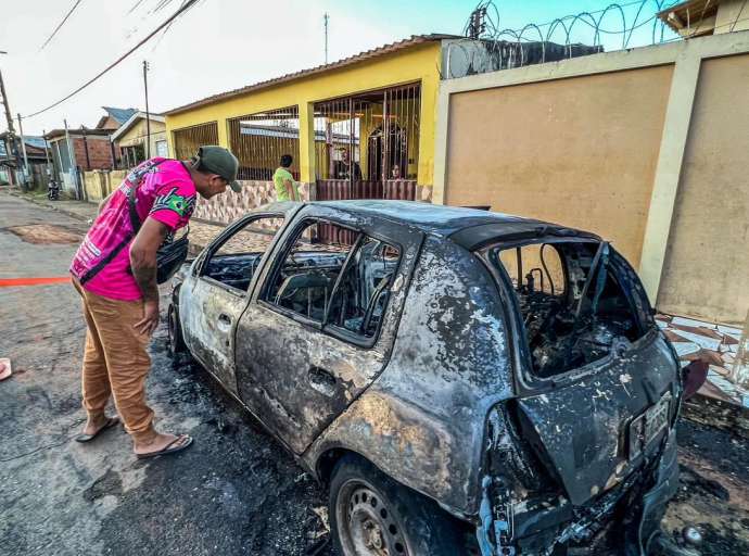 Carro bate em buraco e pega fogo na 6 de Agosto: “Era meu ganha pão”