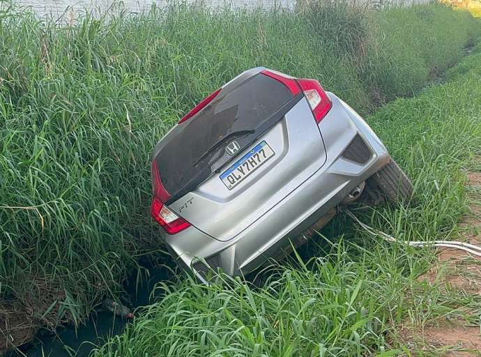 Na Baixada da Sobral, motorista perde o controle e carro cai em córrego por causa de buraco  