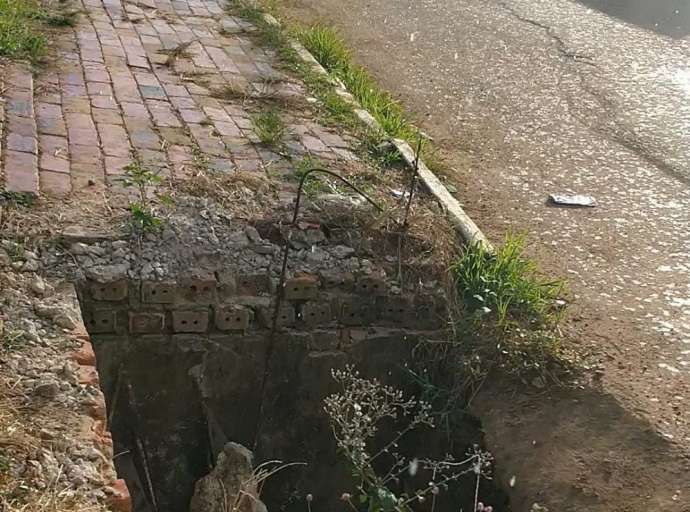 Idosa cai em buraco em calçada na Baixada da Sobral e morador cobra providências da EMURB